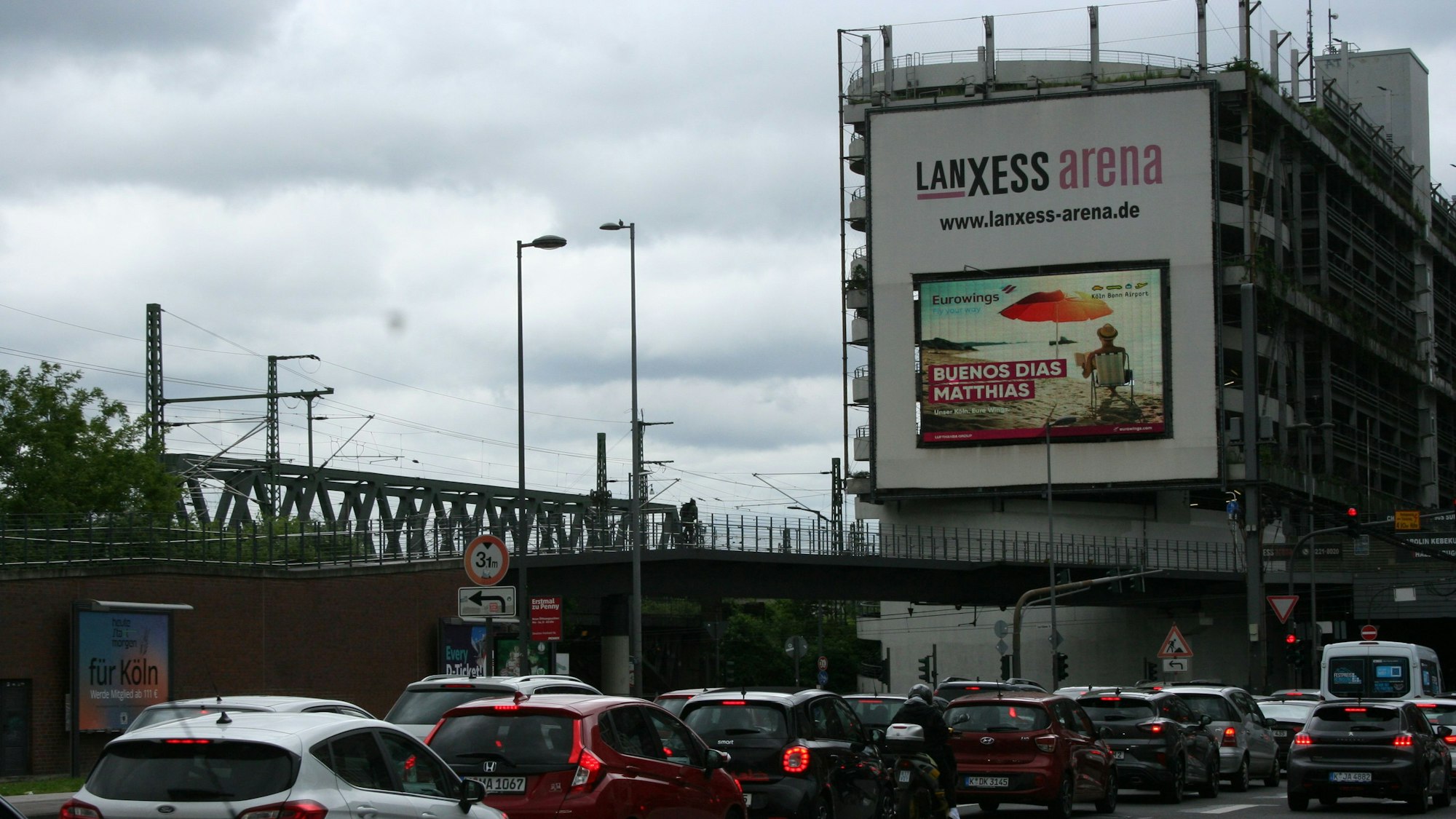 Werbekampagne von Eurowings und Köln/Bonn Airport mit kölschen Slogans und Liedtiteln