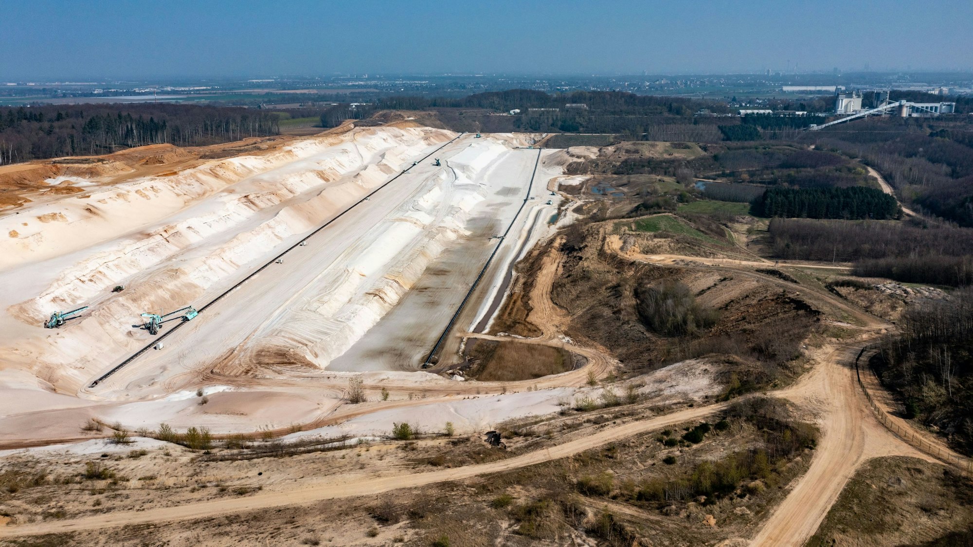 Das Bild zeigt die Grube der Quarzwerke Frechen.
