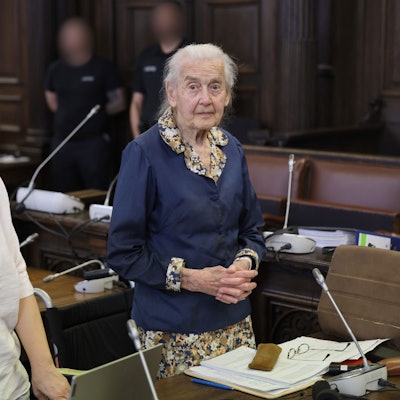 26.06.2024, Hamburg: Ursula Haverbeck (r) wartet im Gerichtssaal des Hamburger Landgerichtes auf das Urteil im Berufungsverfahren um die Holocaust-Leugnerin.