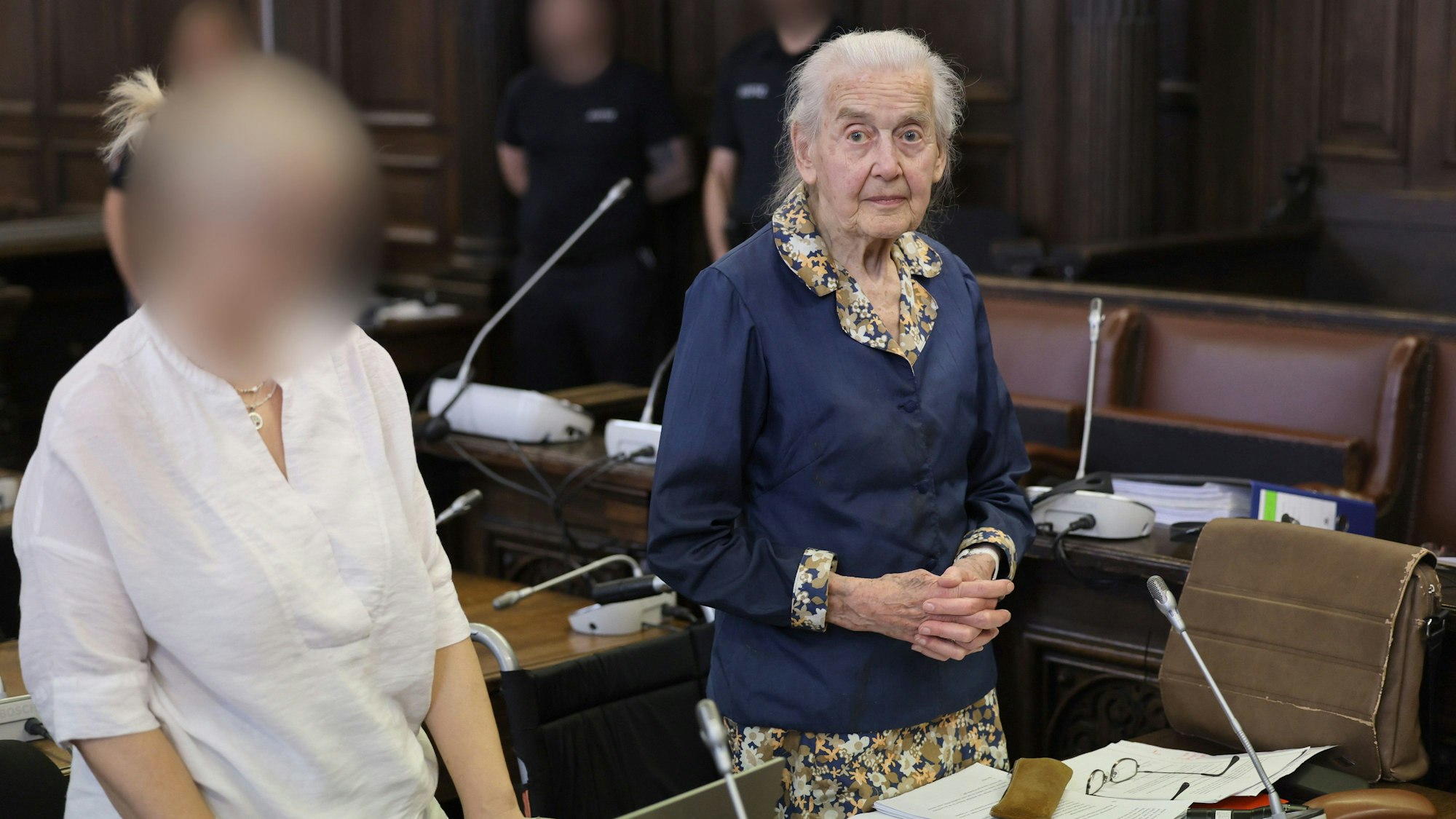26.06.2024, Hamburg: Ursula Haverbeck (r) wartet im Gerichtssaal des Hamburger Landgerichtes auf das Urteil im Berufungsverfahren um die Holocaust-Leugnerin.