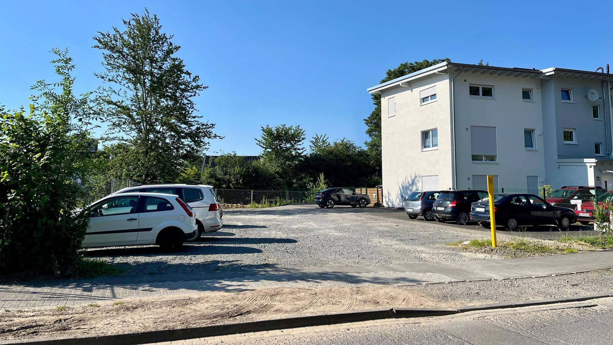 Der Bauplatz für ein Wohnhaus an der Ecke Rat-Deycks-/Montanusstraße ist im Moment ein Parkplatz. Das passt nicht jedem in Burscheid.