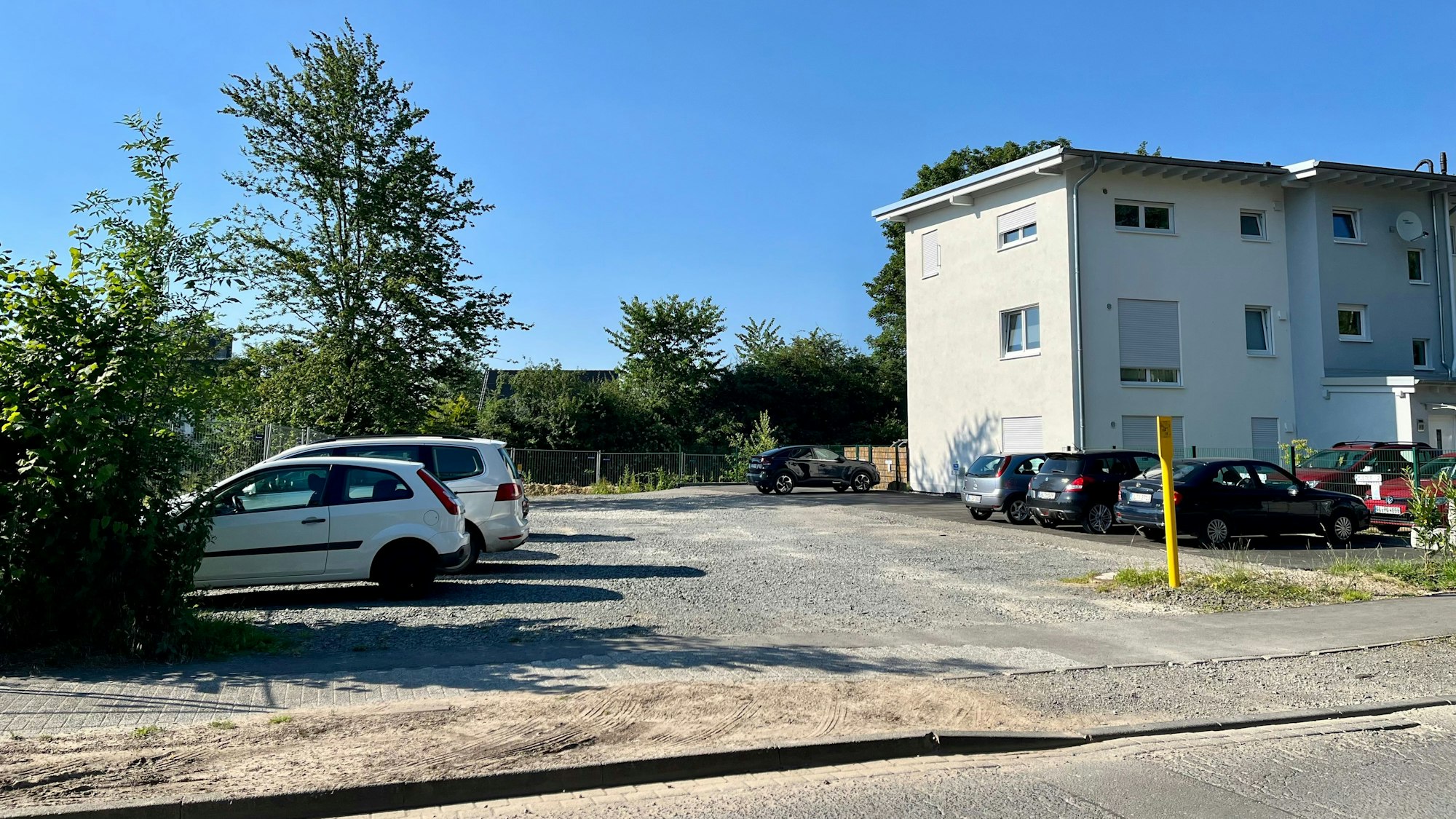 Der Bauplatz für ein Wohnhaus an der Ecke Rat-Deycks-/Montanusstraße ist im Moment ein Parkplatz. Das passt nicht jedem in Burscheid.