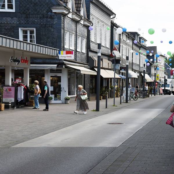 Das Foto zeigt die Untere Straße in Wipperfürth - die Haupteinkaufsstraße.