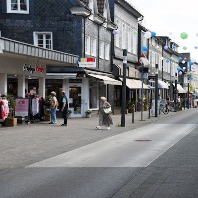 Das Foto zeigt die Untere Straße in Wipperfürth - die Haupteinkaufsstraße.