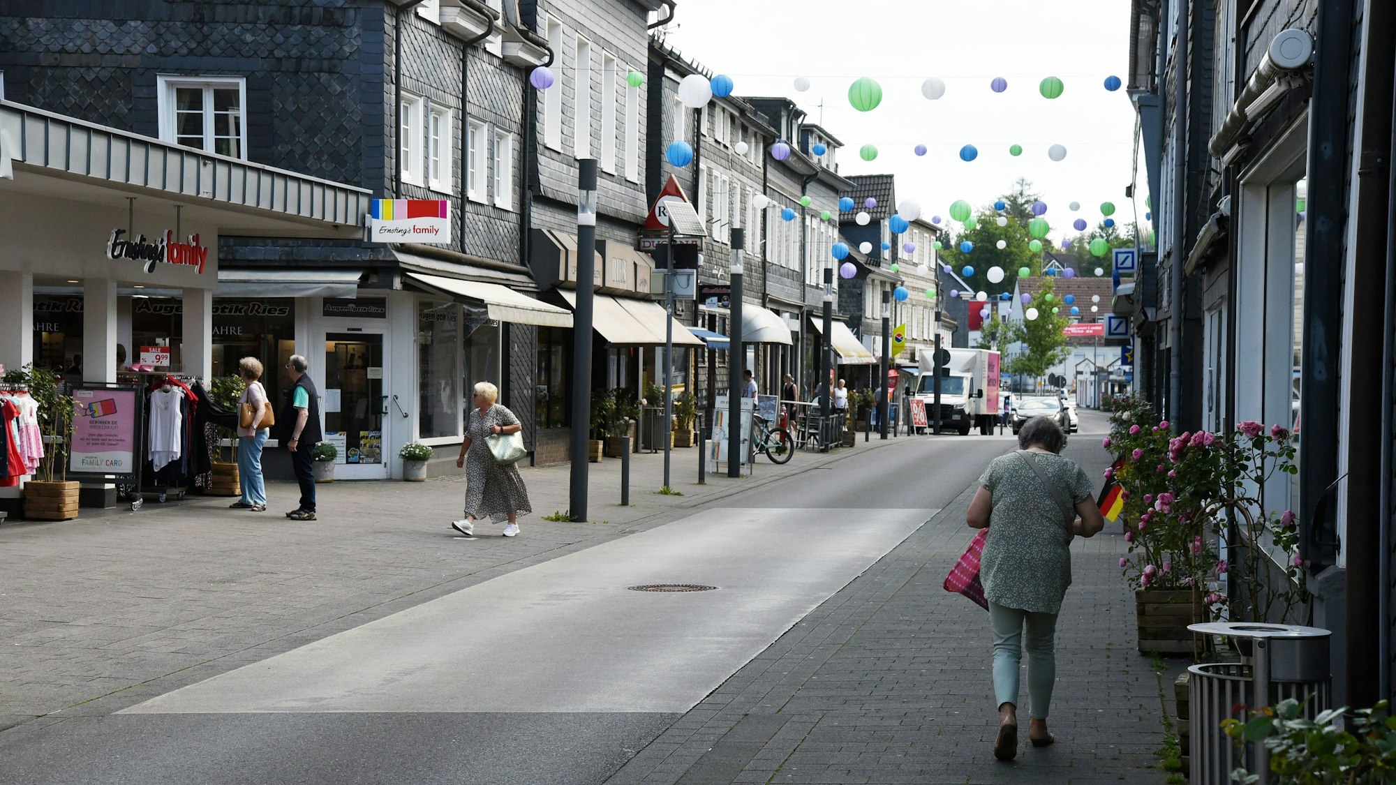 Das Foto zeigt die Untere Straße in Wipperfürth - die Haupteinkaufsstraße.