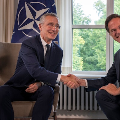 NATO-Generalsekretär Jens Stoltenberg (l) und der niederländische Premierminister Mark Rutte geben sich vor einem Treffen in Den Haag, Niederlande die Hand. (Archivbild)