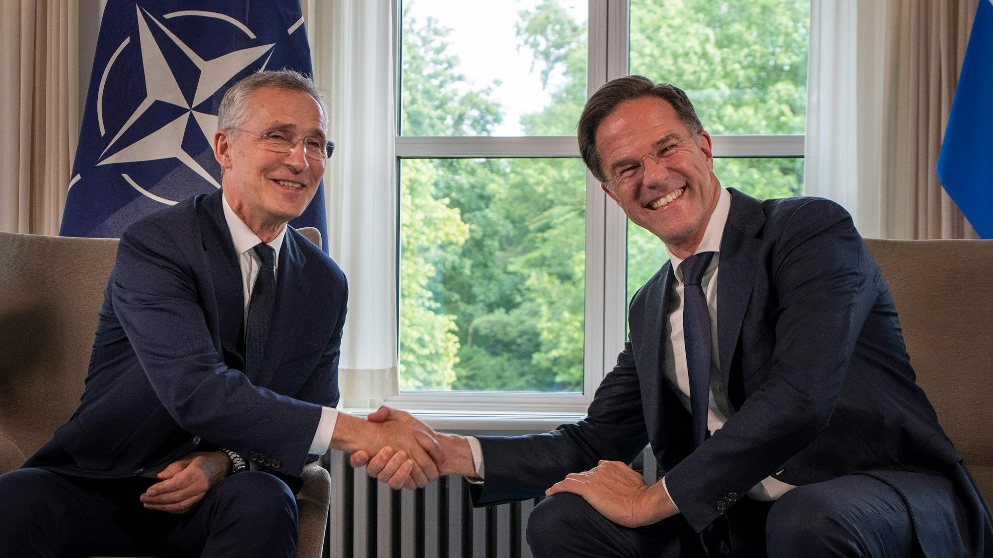 NATO-Generalsekretär Jens Stoltenberg (l) und der niederländische Premierminister Mark Rutte geben sich vor einem Treffen in Den Haag, Niederlande die Hand. (Archivbild)