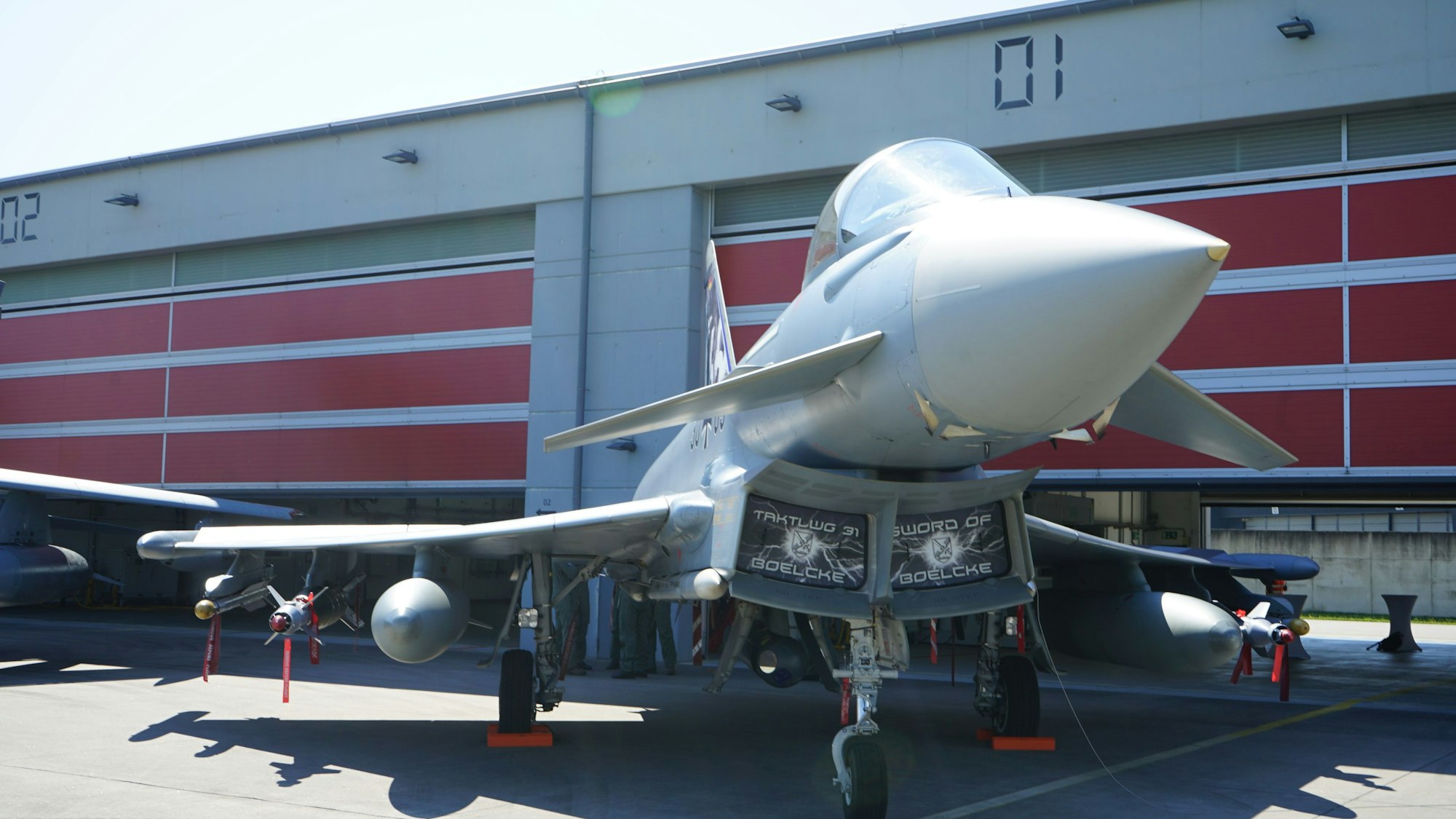 Ein Eurofighter der Luftwaffe vor einem Hangar.