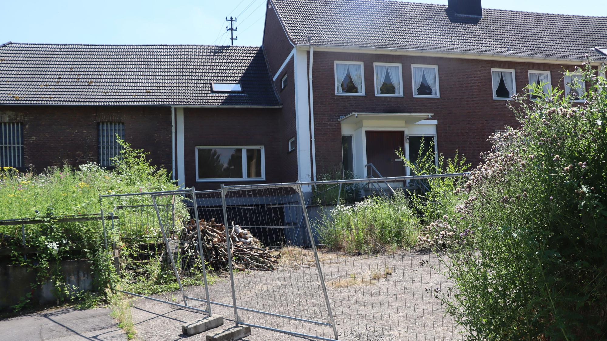 Ein Bauzaun umgibt den Innenhof des Gebäudes.