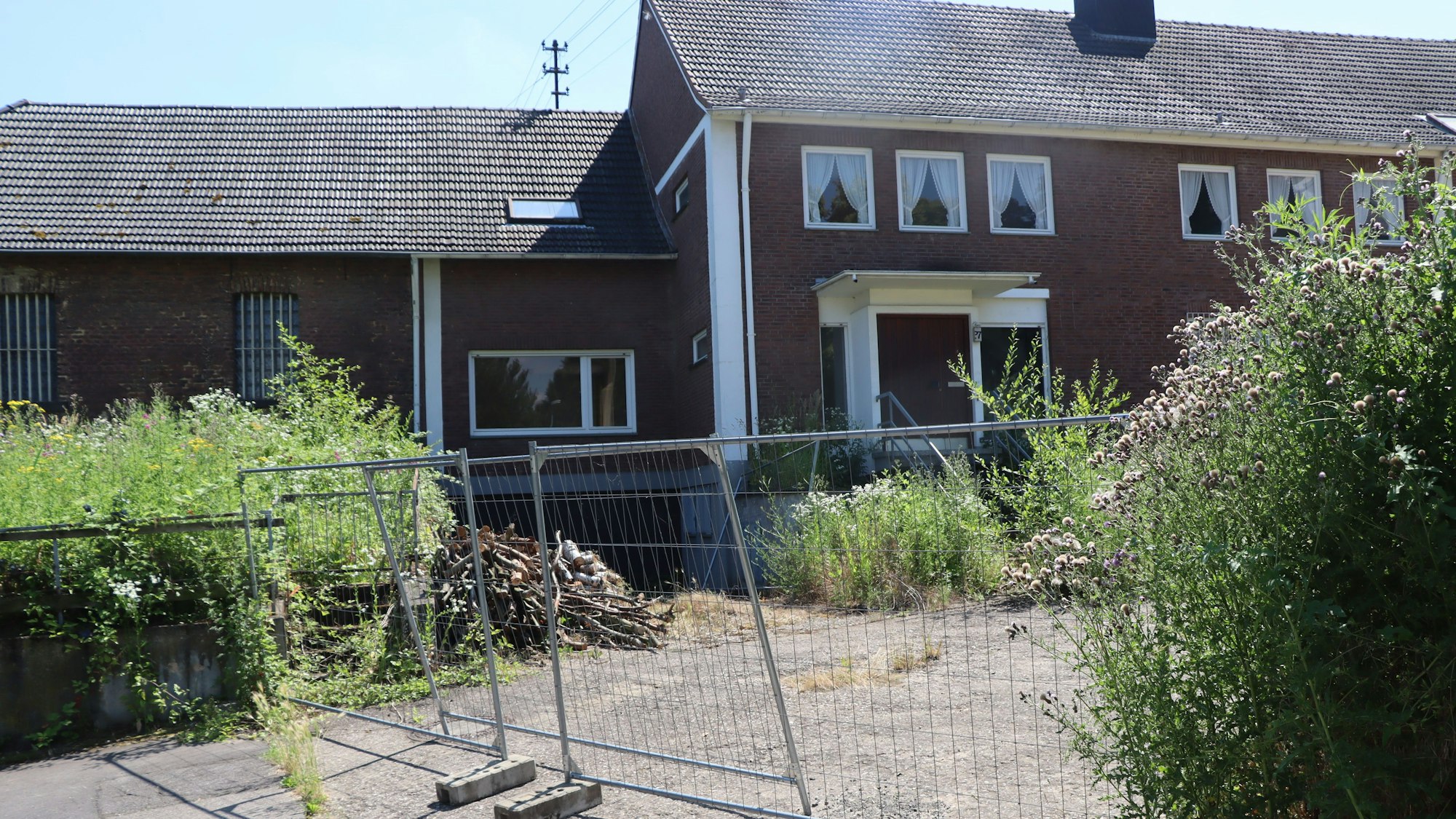 Ein Bauzaun umgibt den Innenhof des Gebäudes.