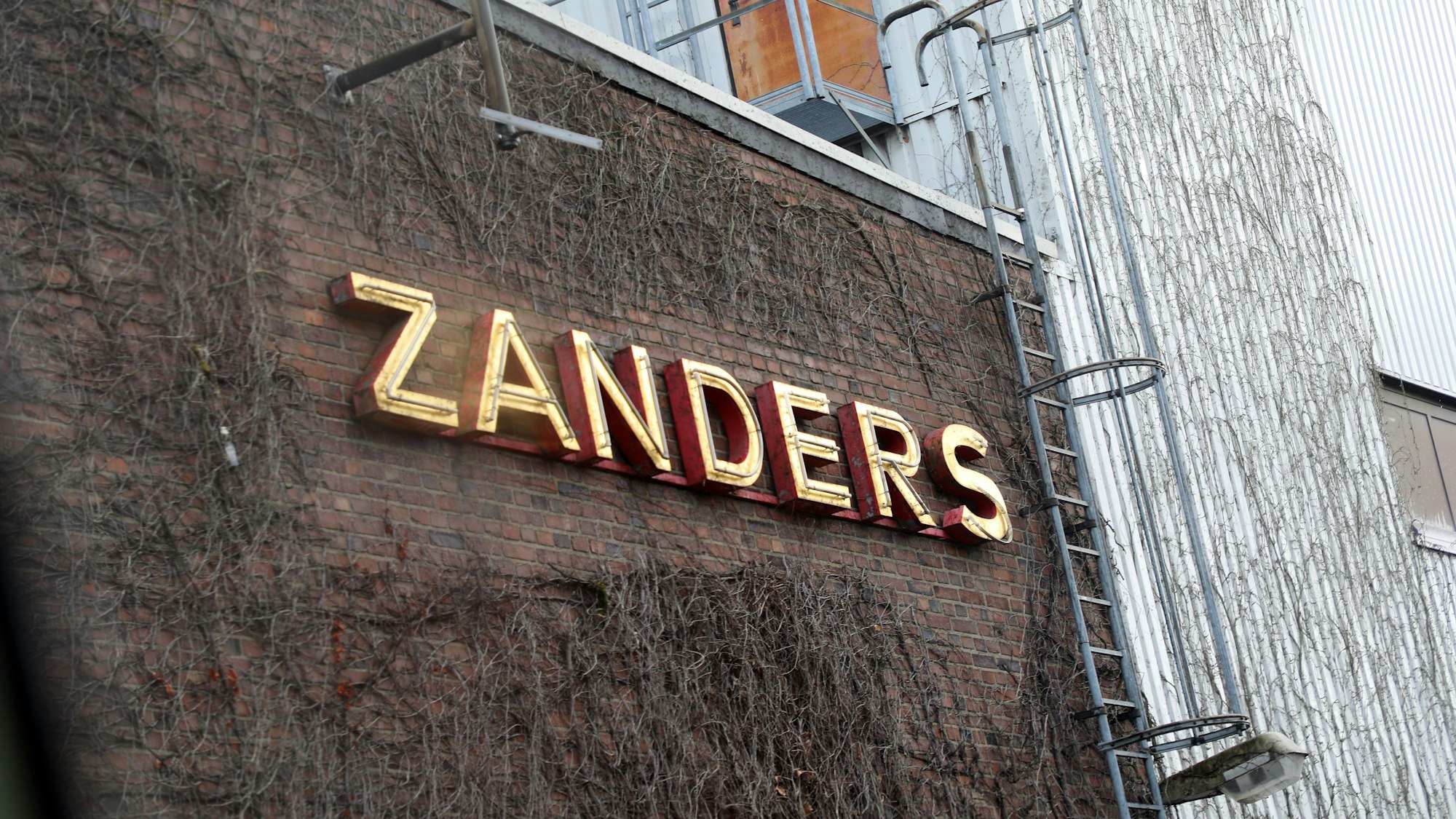 Das Foto zeigt eine Halle der Papierfabrik Zanders mit dem Schriftzug Zanders