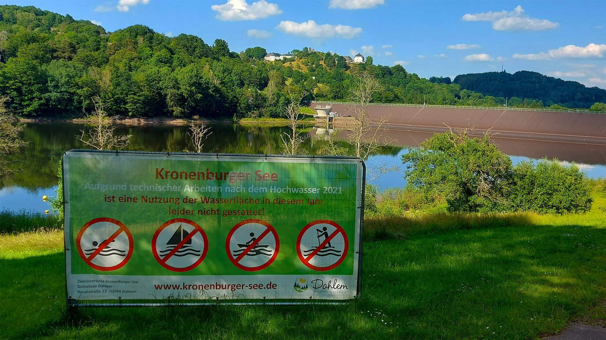 Ein Verbotsschild am Kronenburger See im Sommer 2024.