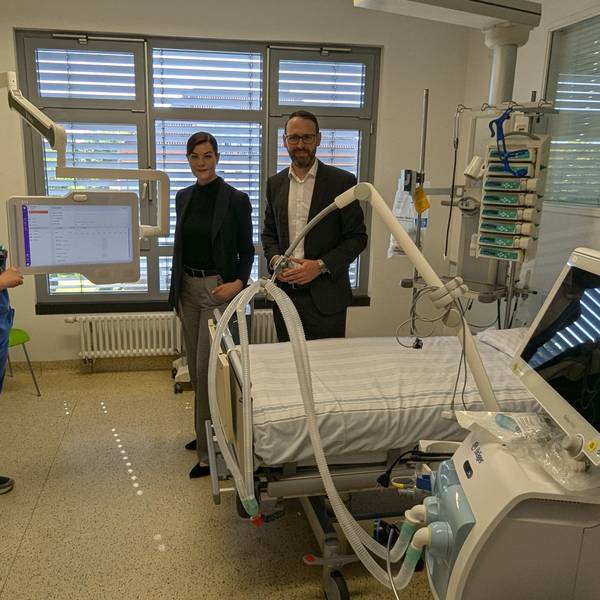 Mitarbeitende des Sana-Krankenhauses in einem Krankenzimmer mit vielen technischen Geräten auf der Intensivstation.