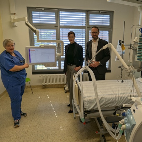 Mitarbeitende des Sana-Krankenhauses in einem Krankenzimmer mit vielen technischen Geräten auf der Intensivstation.
