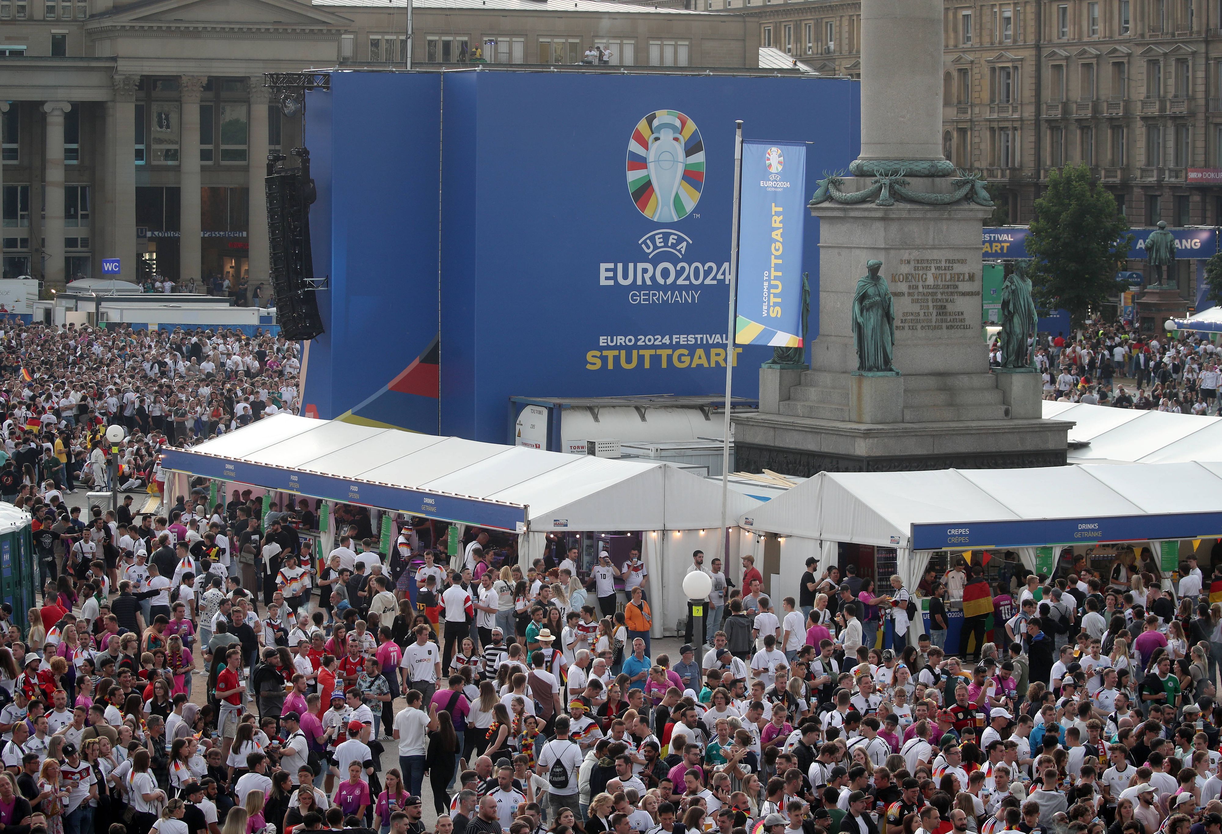 Die EM-Fanzone auf dem Schlossplatz in Stuttgart ist bei den Spielen gut besucht. (Archivbild)