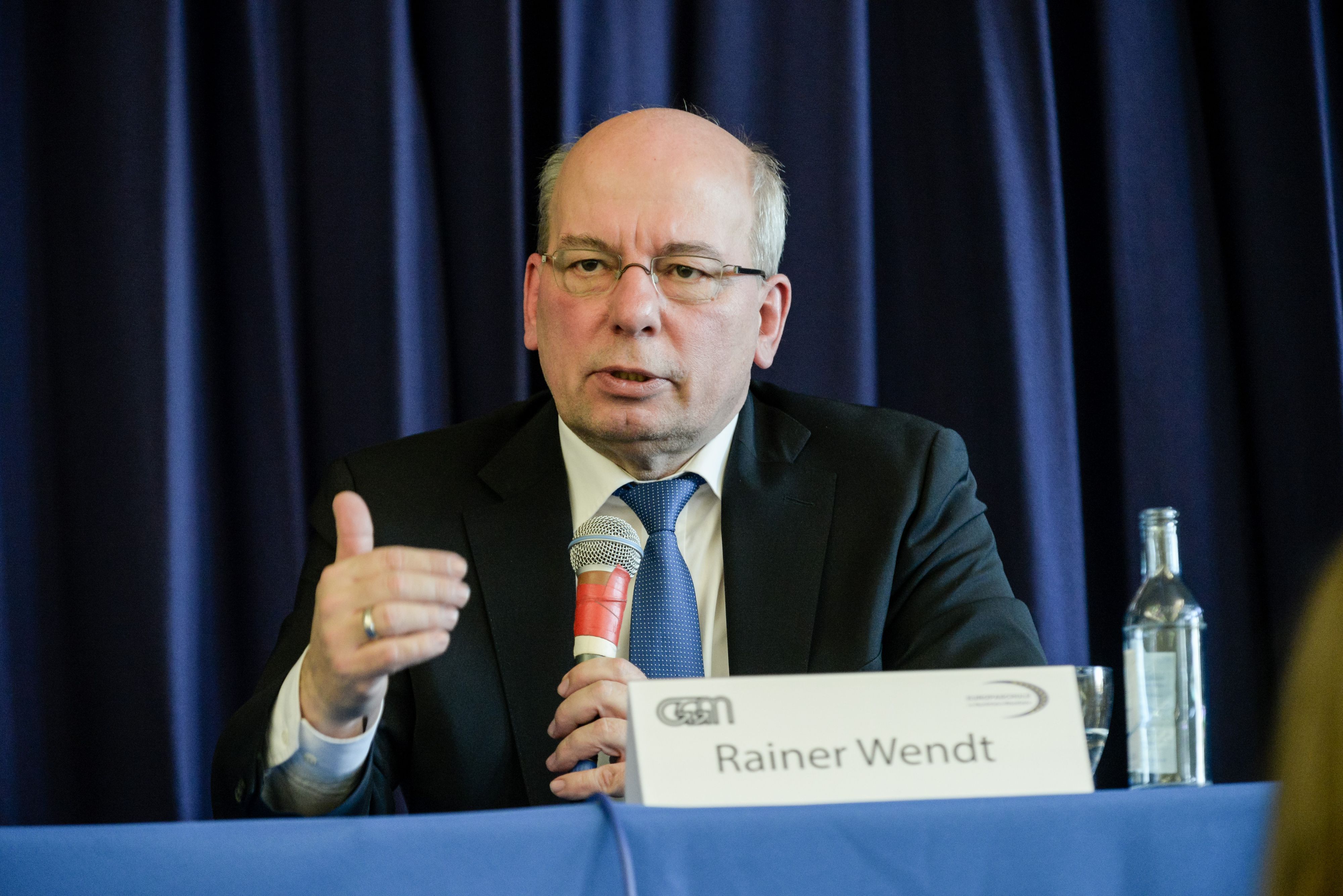 Der Bundesvorsitzende der Deutschen Polizeigewerkschaft Rainer Wendt spricht bei einer Pressekonferenz.