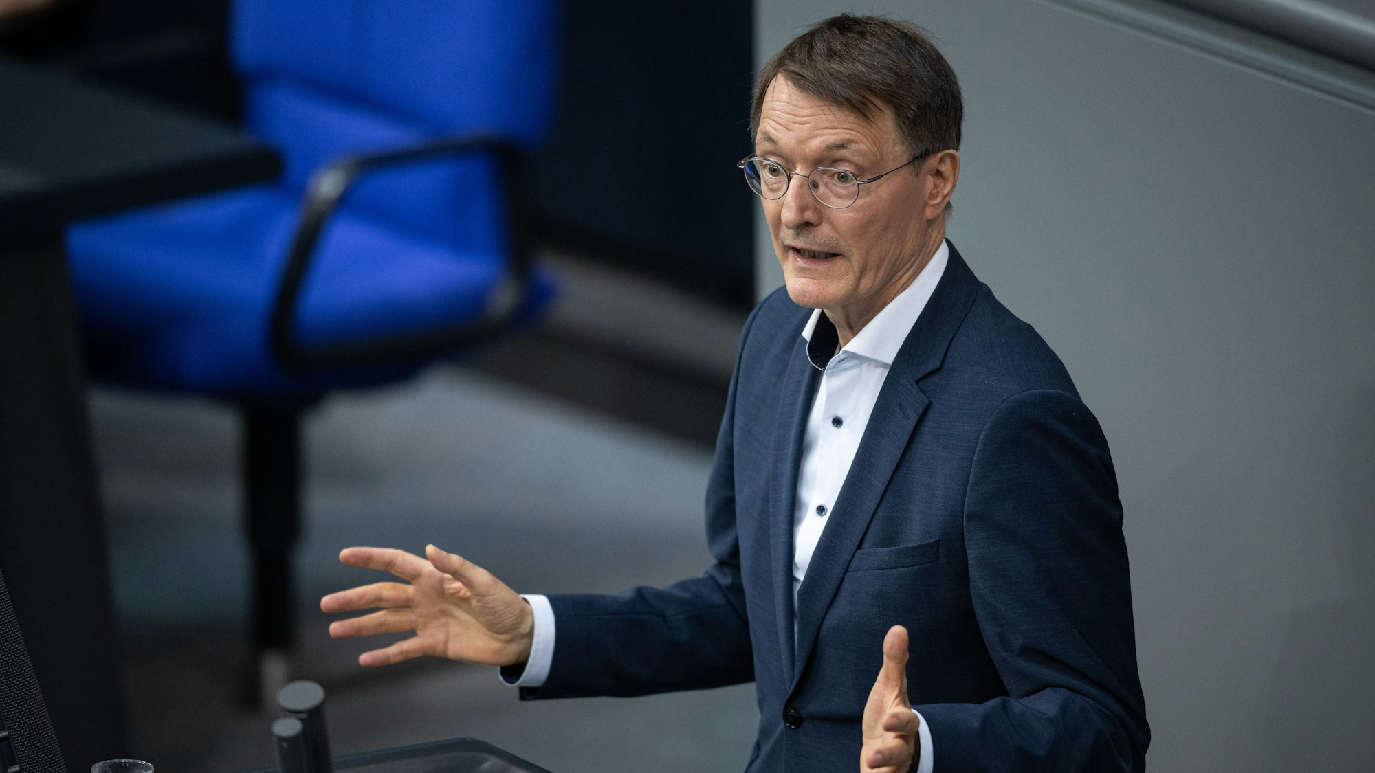 Karl Lauterbach (SPD), Bundesminister für Gesundheit, spricht im Bundestag.