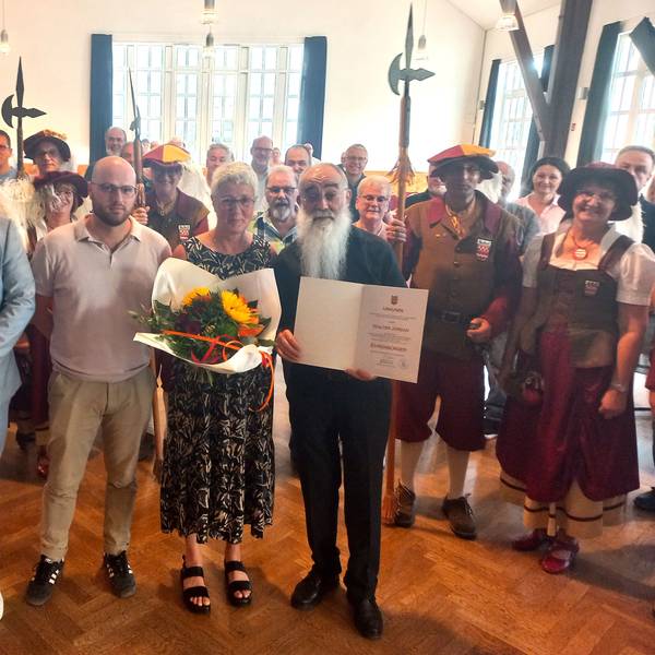 Gruppenfoto mit einem neuen Ehrenbürger