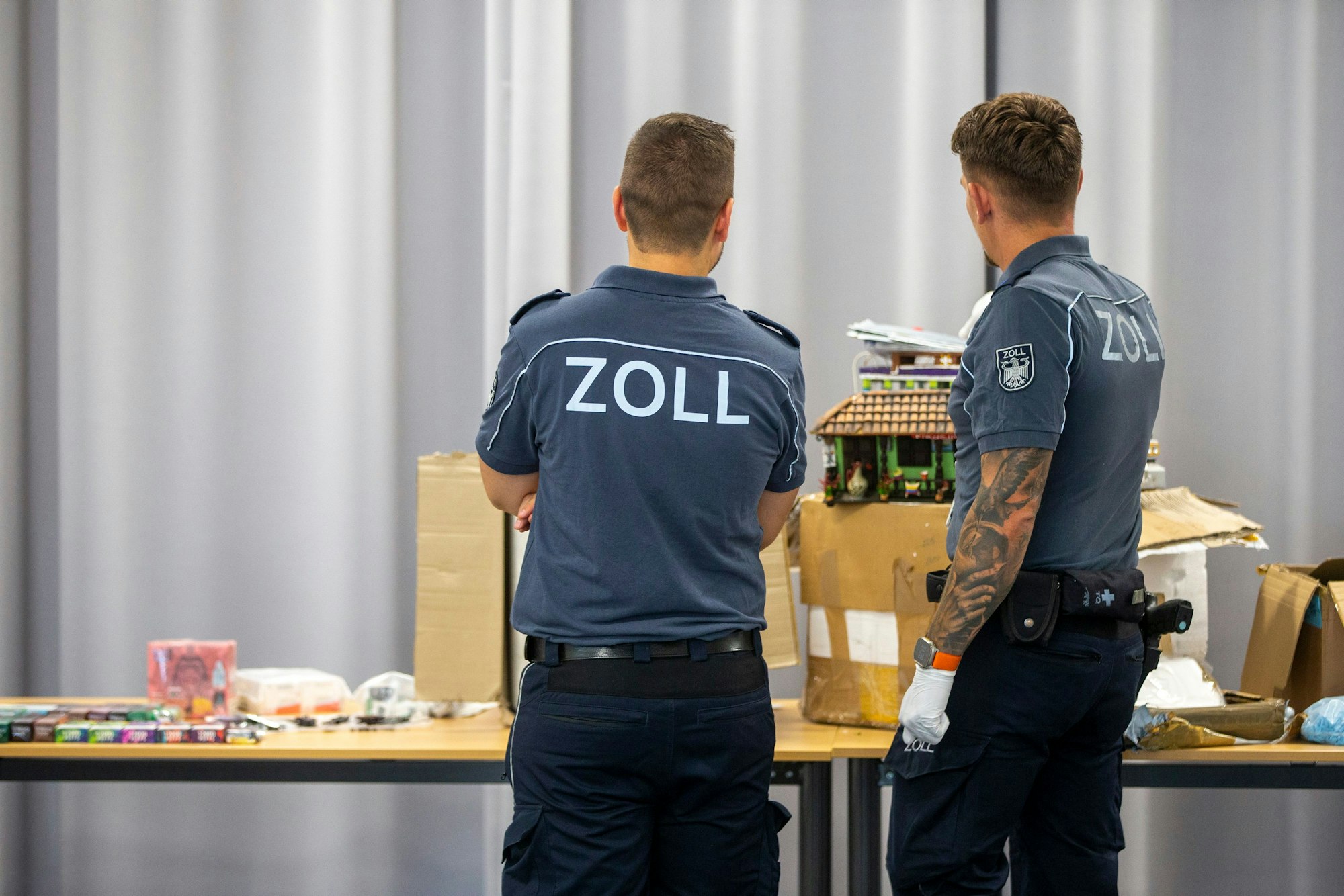 Im Rahmen der Jahrespressekonferenz des Hauptzollamts Köln sieht man einen Tisch mit geschmuggelten Drogen.