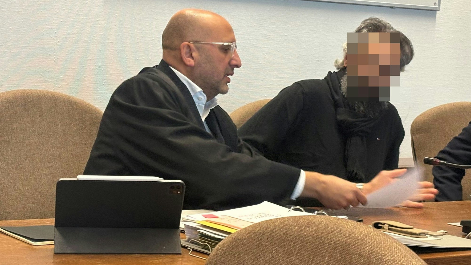 Links Verteidiger Abdou Gabbar, rechts der Angeklagte (37)