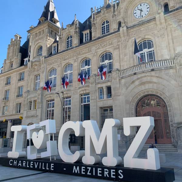 Der Fotospot in Charleville-Mézières besteht aus dem Schriftzug„ I love CMZ“, wobei ein Herzsymbol für das Wort „love“ steht.