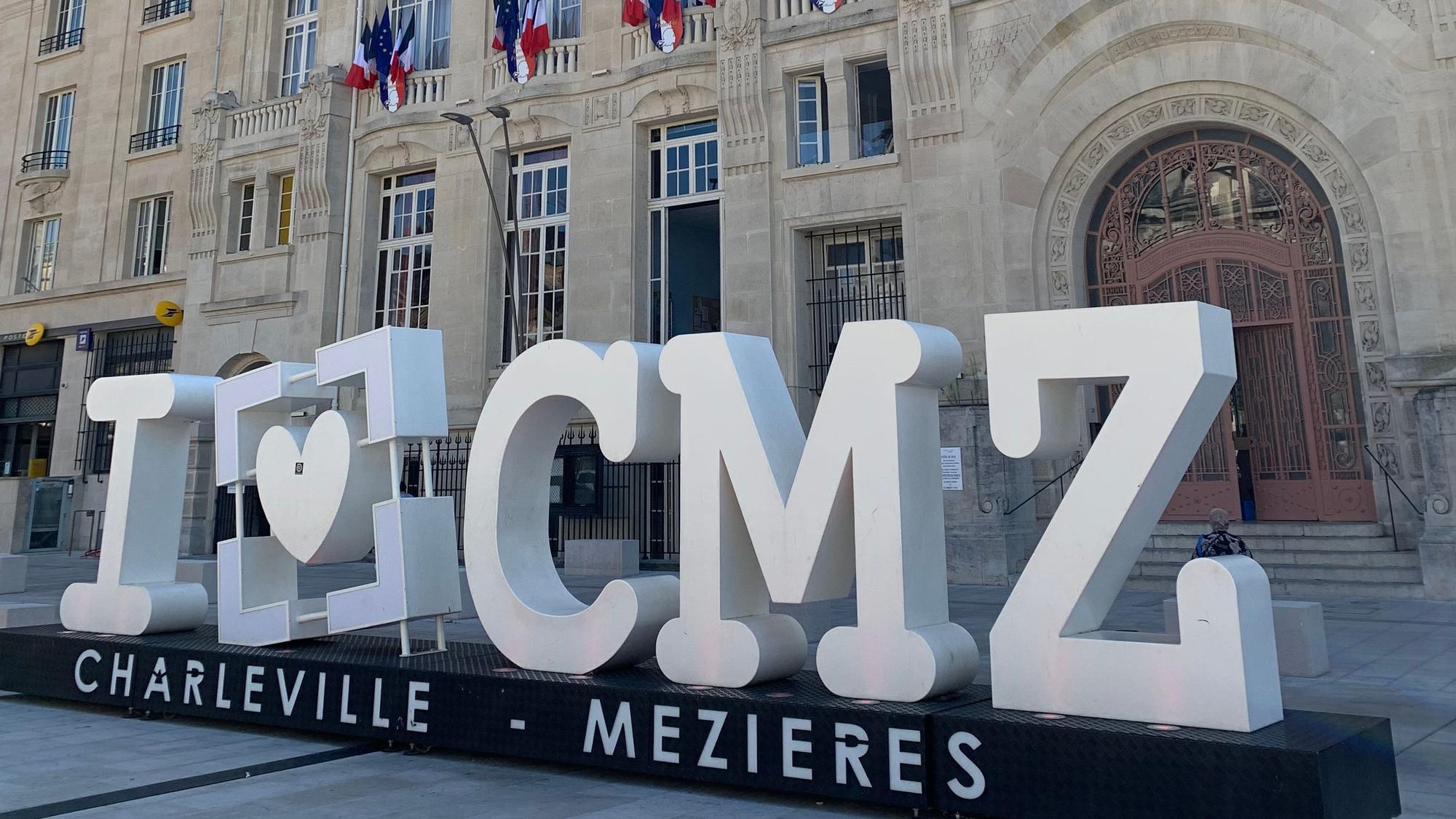 Der Fotospot in Charleville-Mézières besteht aus dem Schriftzug„ I love CMZ“, wobei ein Herzsymbol für das Wort „love“ steht.