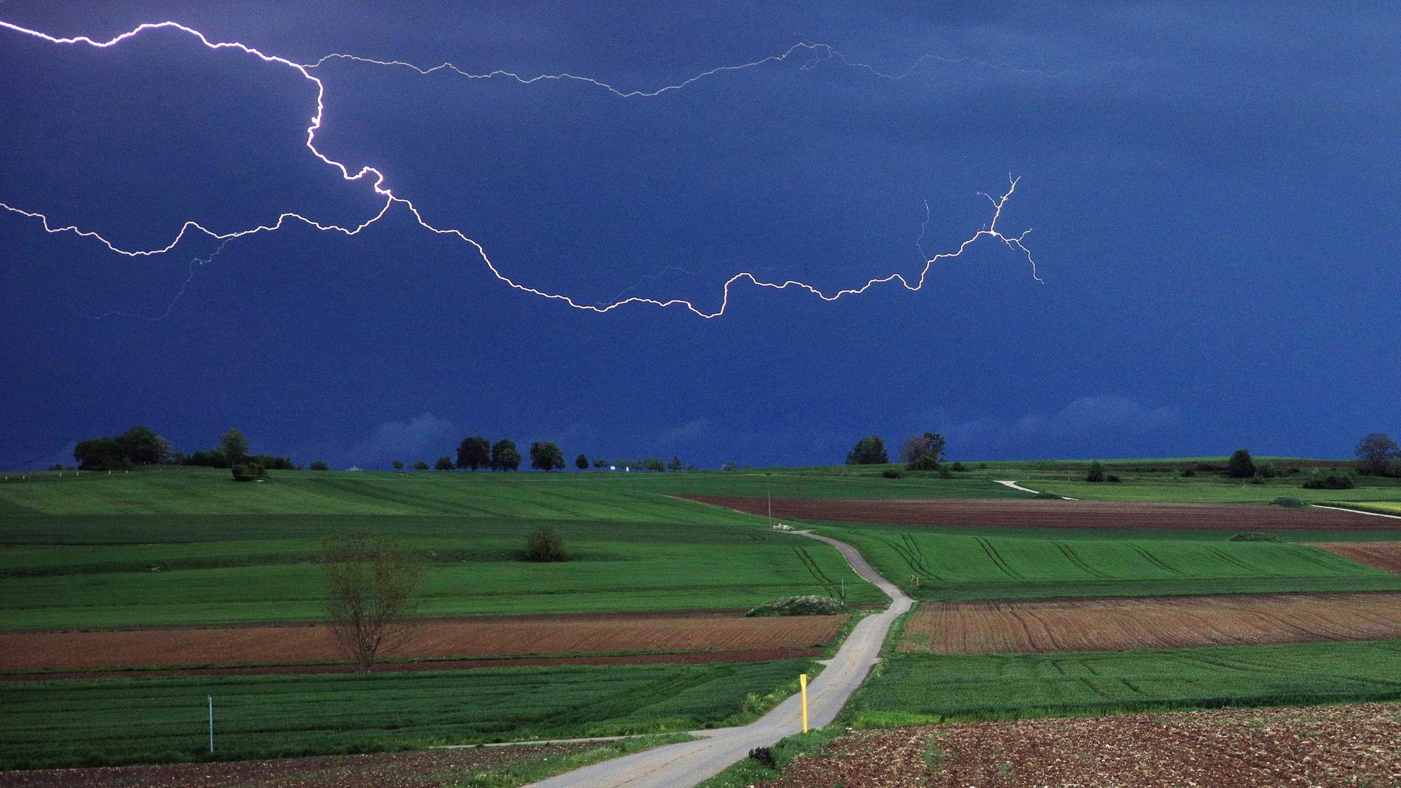 Ein Blitzt zuckt aus einer Gewitterzelle über Kirchheim am Ries. Der Deutsche Wetterdienst warnt vor großer Hitze in Köln und vor Gewittern im Rest Deutschlands. (Archivbild)