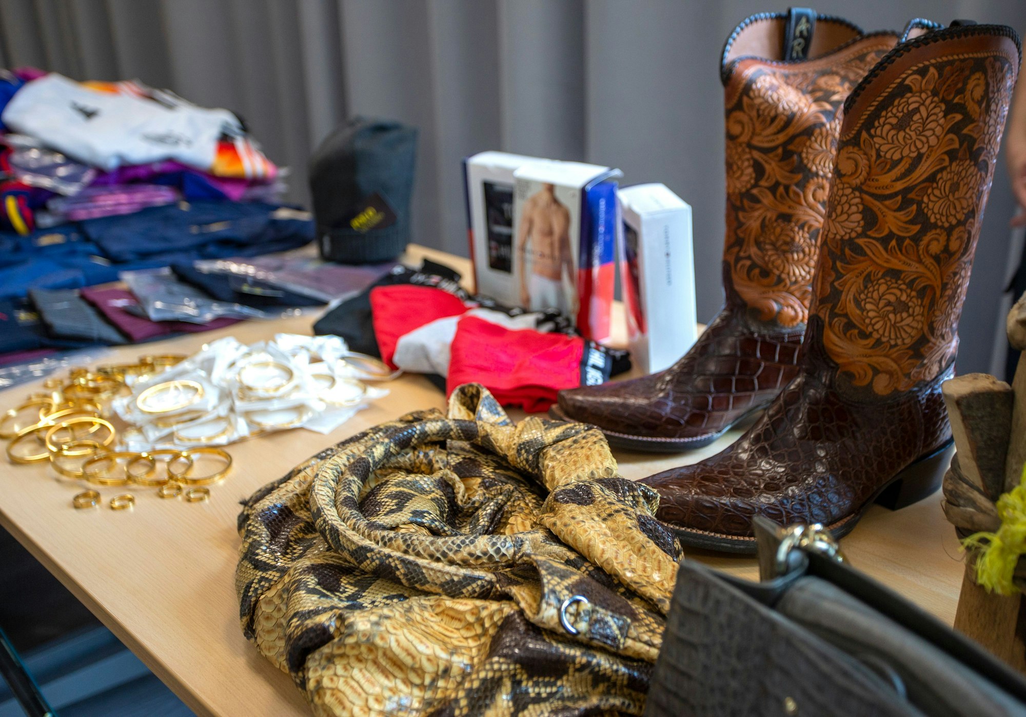 Eine Tasche und Cowboystiefel aus verbotenen Tierhäuten
