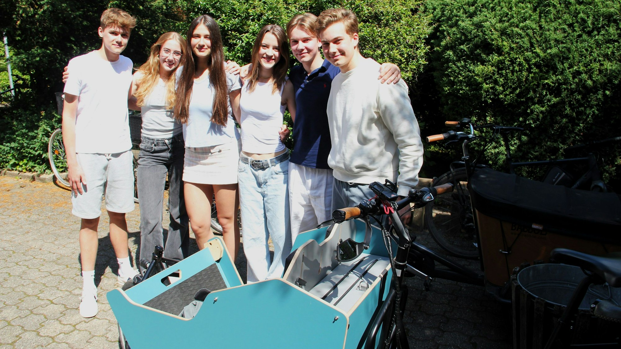 Die Elftklässlerinnen und -klässler Jonas (16), Antonia (16), Anna (16), Ann-Sophie (17), Vincent (16) und Felix (17, v. l.) wollen Radfahren mit ihrer Geschäftsidee „Cycle Guard“ sicherer machen.