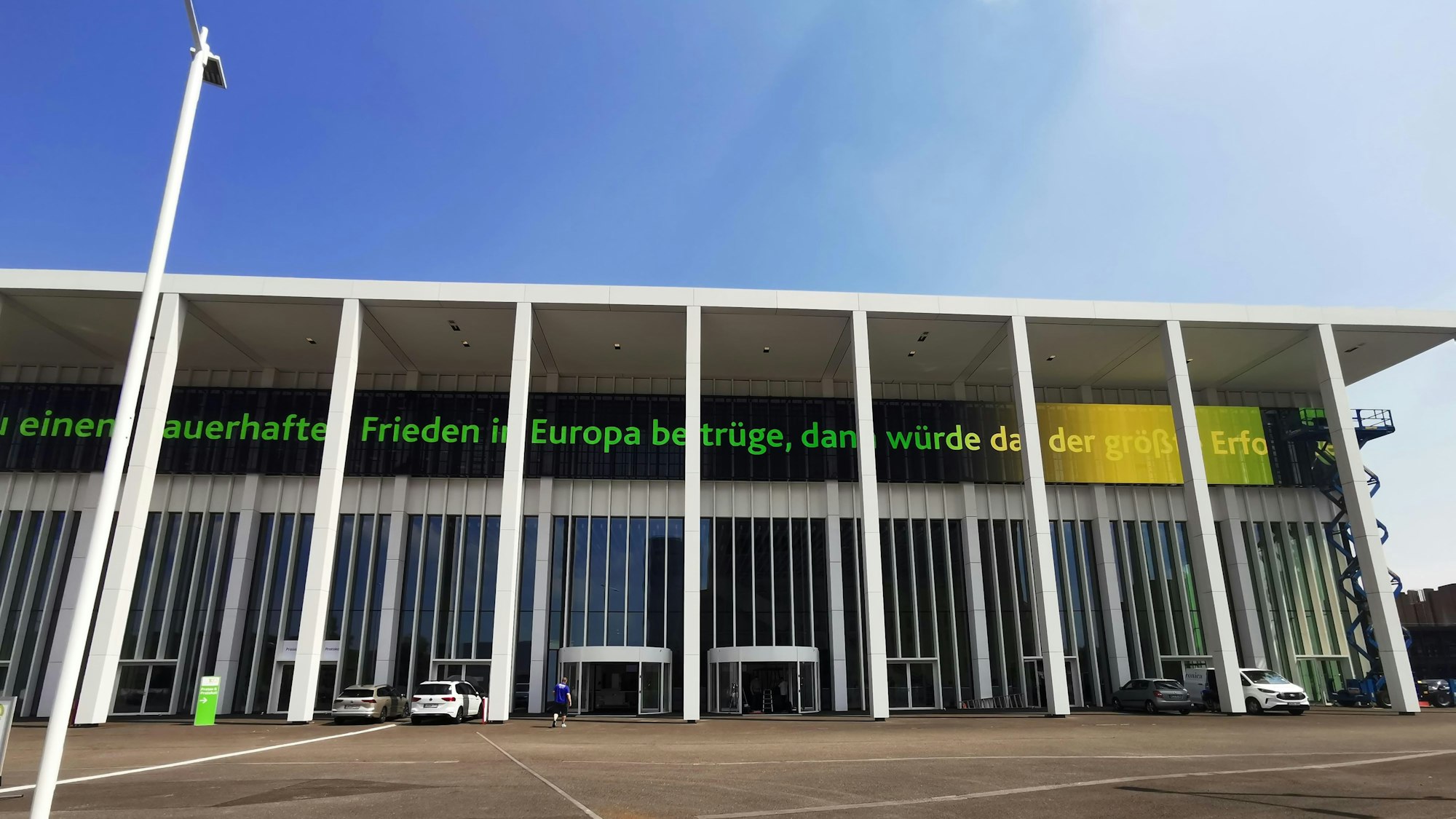 Das Mesh an der Außenseite, eigentlich ein überdimensionaler LED-Bildschirm, ist nach Messe-Angaben das größte in Europa.