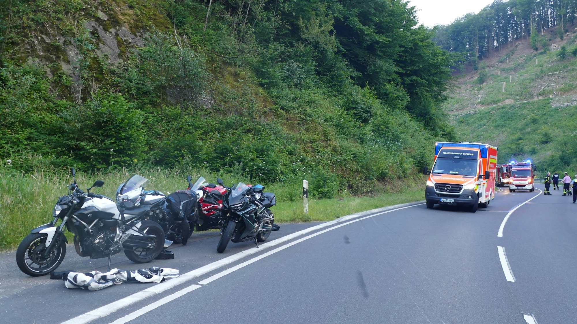 Deutlich sind die Spuren des Motorrads auf der Straße zu sehen, bevor es gegen die Felswand prallte.