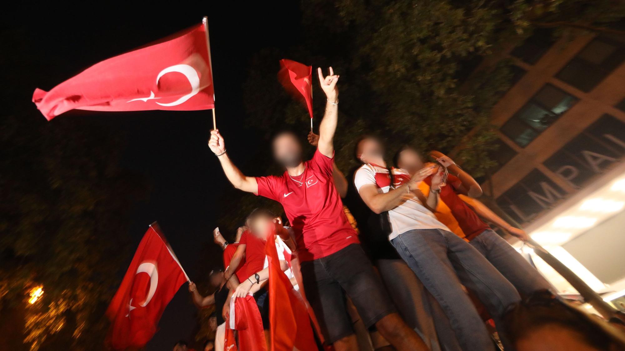 Nach dem EM-Sieg gegen Tschechien feiern Fans der türkischen Nationalmannschaft ihr Team auf den Ringen. Manche Fans zeigten dabei den faschistischen „Wolfsgruß“.