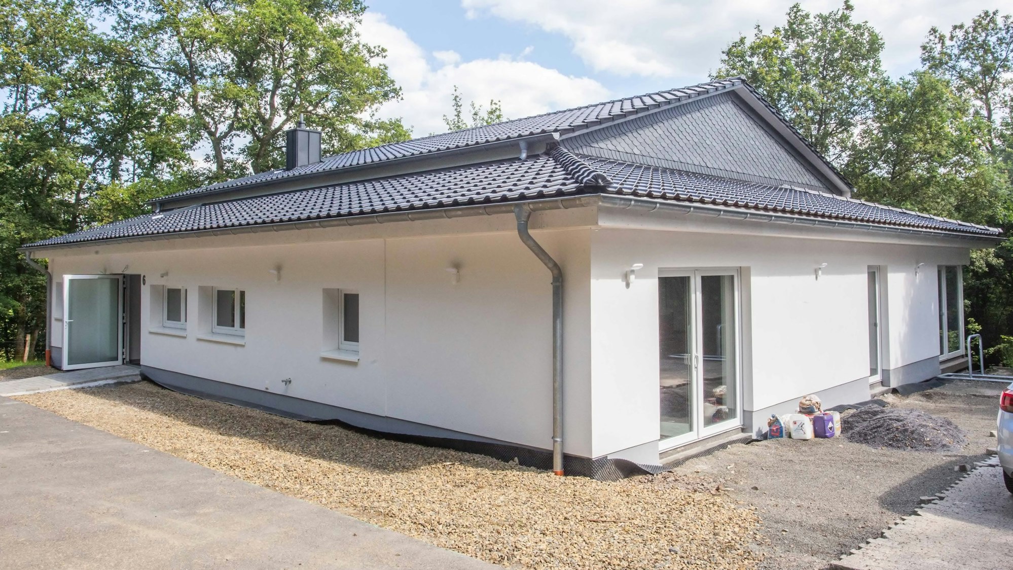 Ein schlichtes eingeschossiges Gebäude.