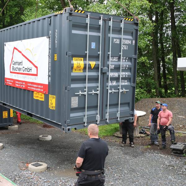 In zwei Containern ist die moderne Heizungsanlage untergebracht. Damit baut die Gemeinde Morsbach in der Ortschaft Holpe das erste Nahwärmenetz auf.