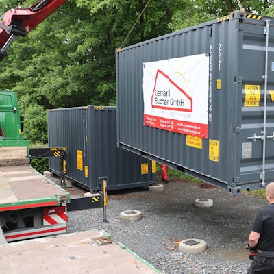 In zwei Containern ist die moderne Heizungsanlage untergebracht. Damit baut die Gemeinde Morsbach in der Ortschaft Holpe das erste Nahwärmenetz auf.