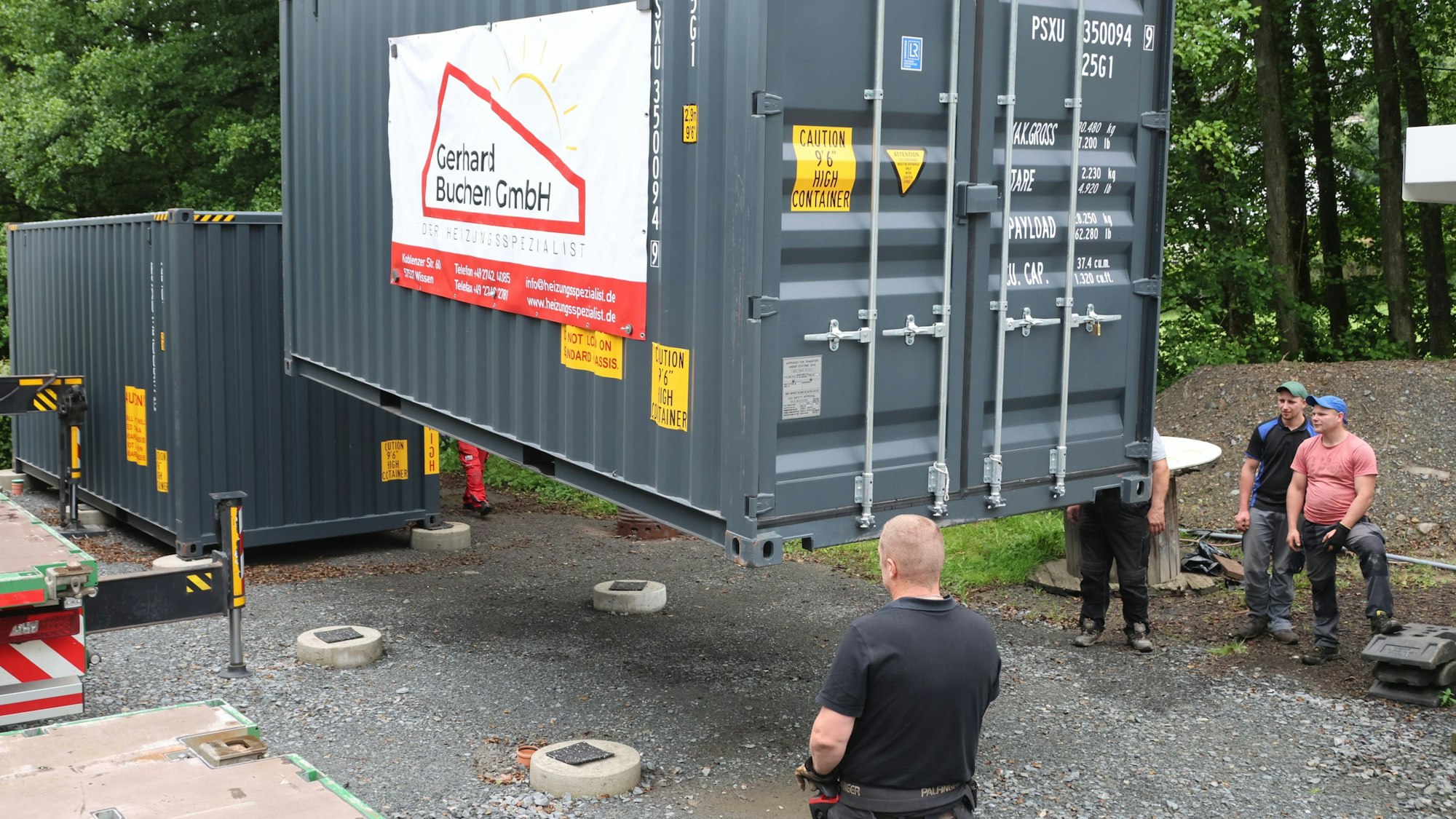 In zwei Containern ist die moderne Heizungsanlage untergebracht. Damit baut die Gemeinde Morsbach in der Ortschaft Holpe das erste Nahwärmenetz auf.