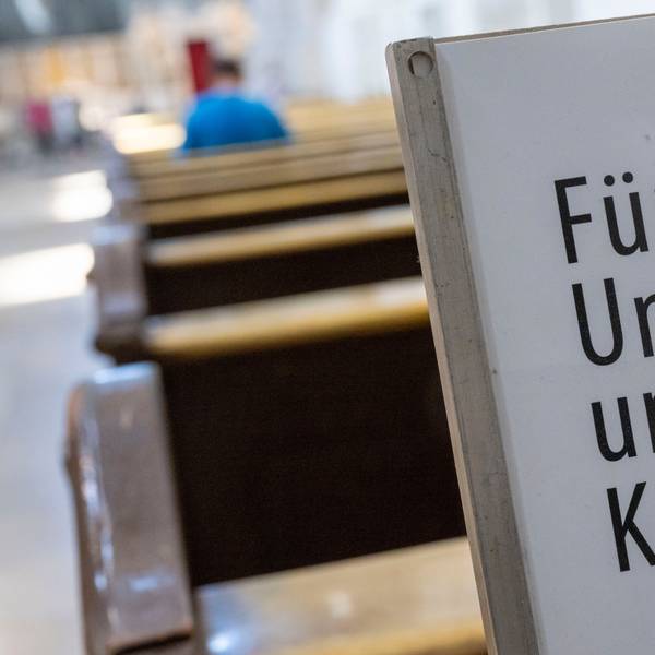 Ein Schild mit der Aufschrift «Für den Unterhalt unserer Kirche» ist in der Katholischen Theatinerkirche aufgestellt.