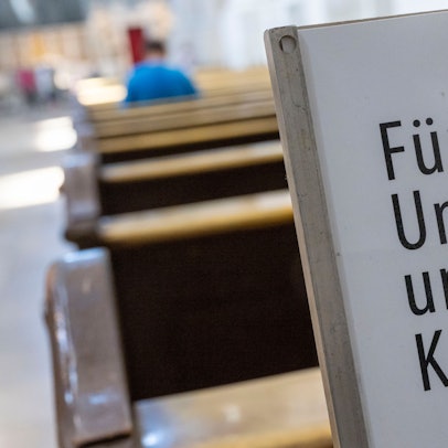 Ein Schild mit der Aufschrift «Für den Unterhalt unserer Kirche» ist in der Katholischen Theatinerkirche aufgestellt.