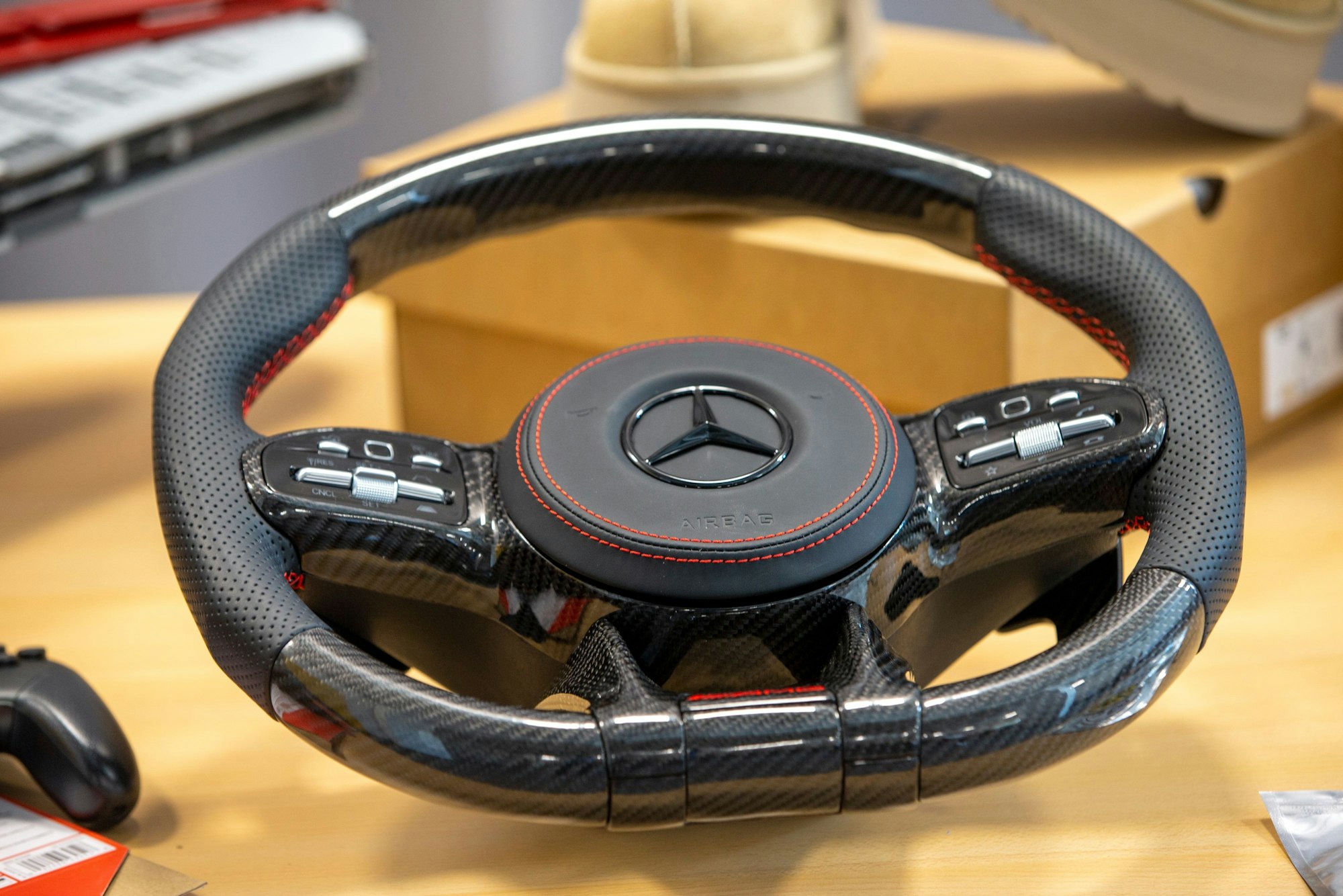 Im Rahmen der Jahrespressekonferenz des Hauptzollamts Köln sieht man ein gefälschtes Autolenkrad der Marke Mercedes.