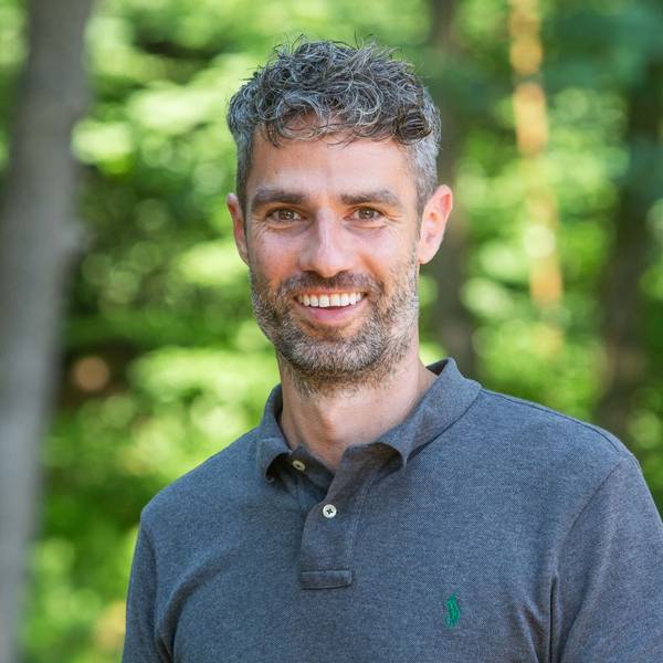 Philipp Bürgers schaut bei diesem Porträtfoto direkt in die Kamera.