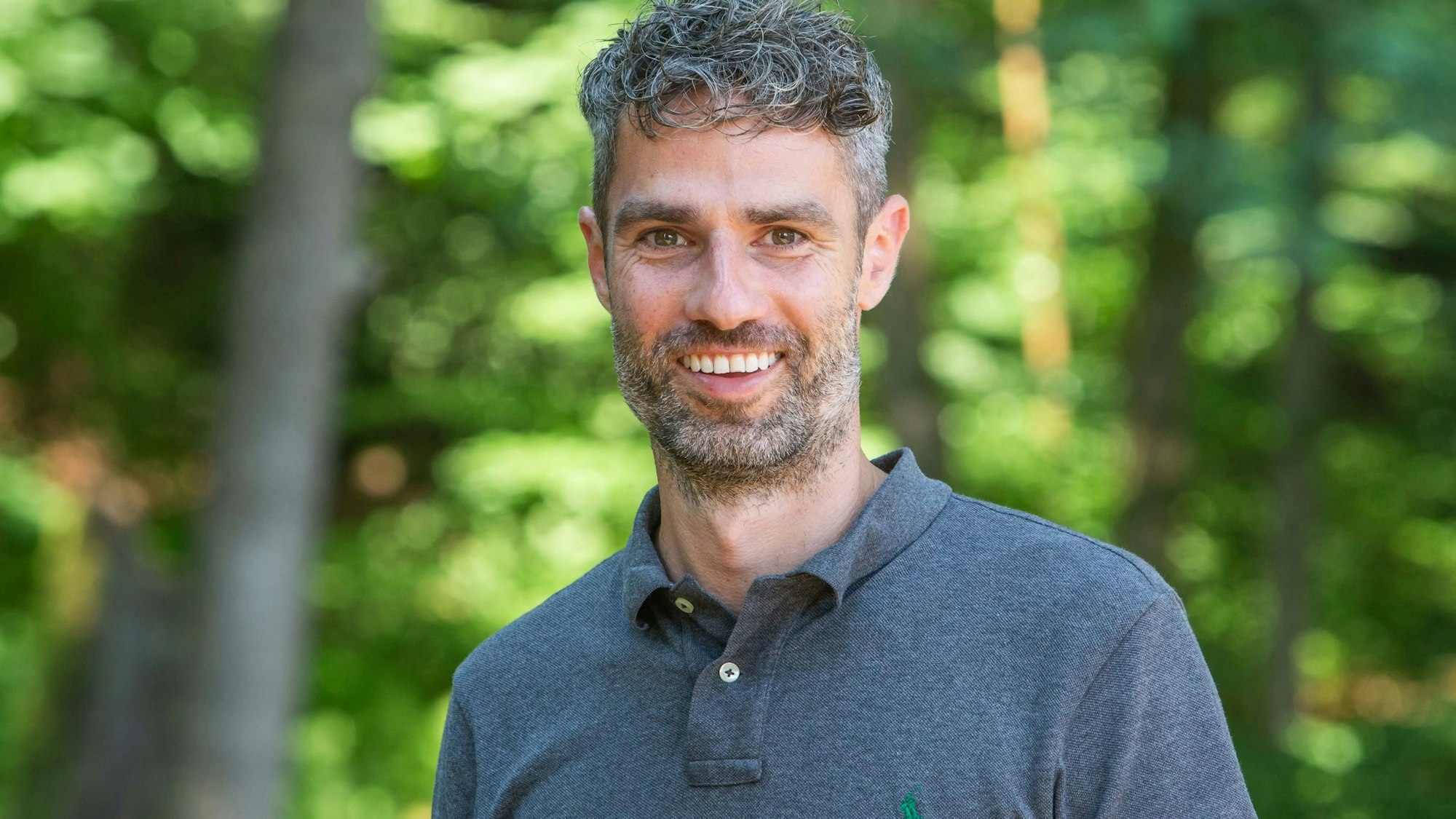 Philipp Bürgers schaut bei diesem Porträtfoto direkt in die Kamera.