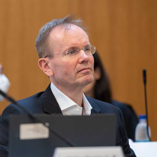 Der frühere Wirecard-Vorstandschef Markus Braun sitzt im Gerichtssaal an seinem Platz.