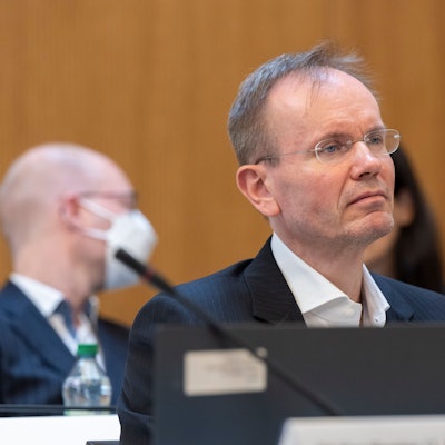 Der frühere Wirecard-Vorstandschef Markus Braun sitzt im Gerichtssaal an seinem Platz.