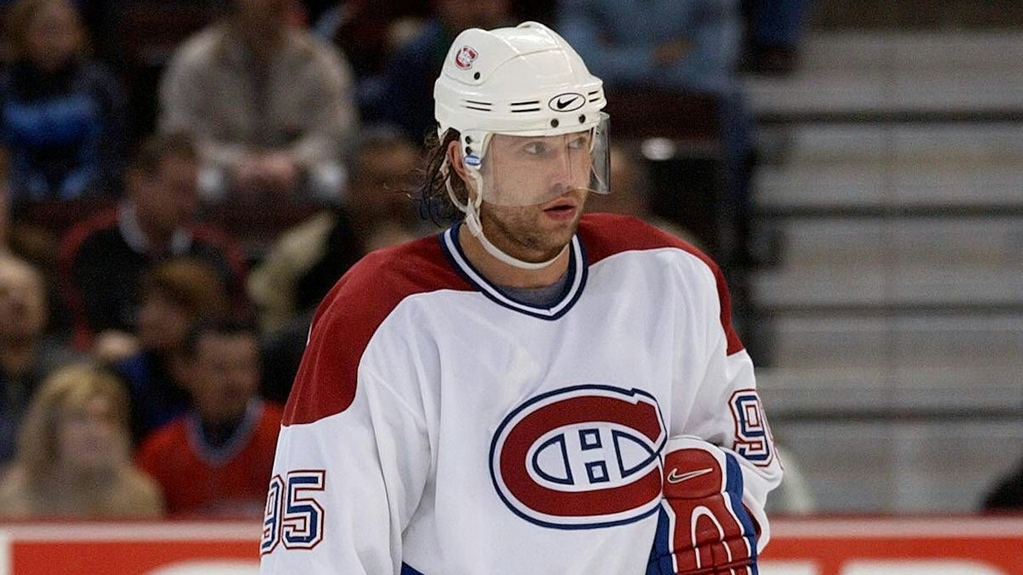 Sergei Beresin steht auf dem Eis