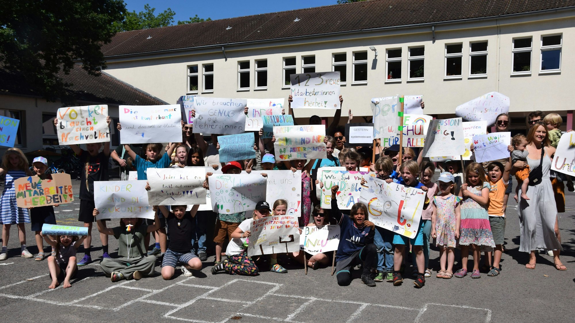 Die Schülerinnen und Schüler haben selber Plakate gebastelt, um für ihre Schule zu kämpfen.