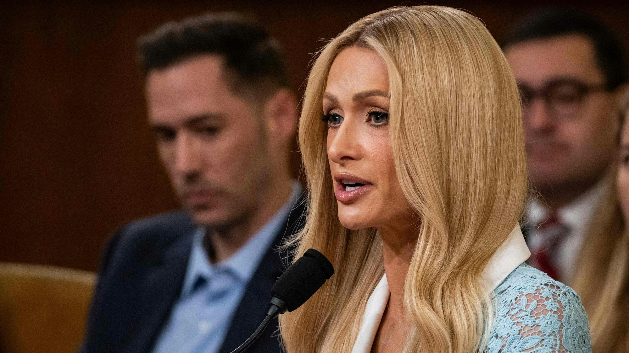 Paris Hilton spricht im US-Kongress in Washington über die Stärkung der Kinderfürsorge und den Schutz von Amerikas Kindern.