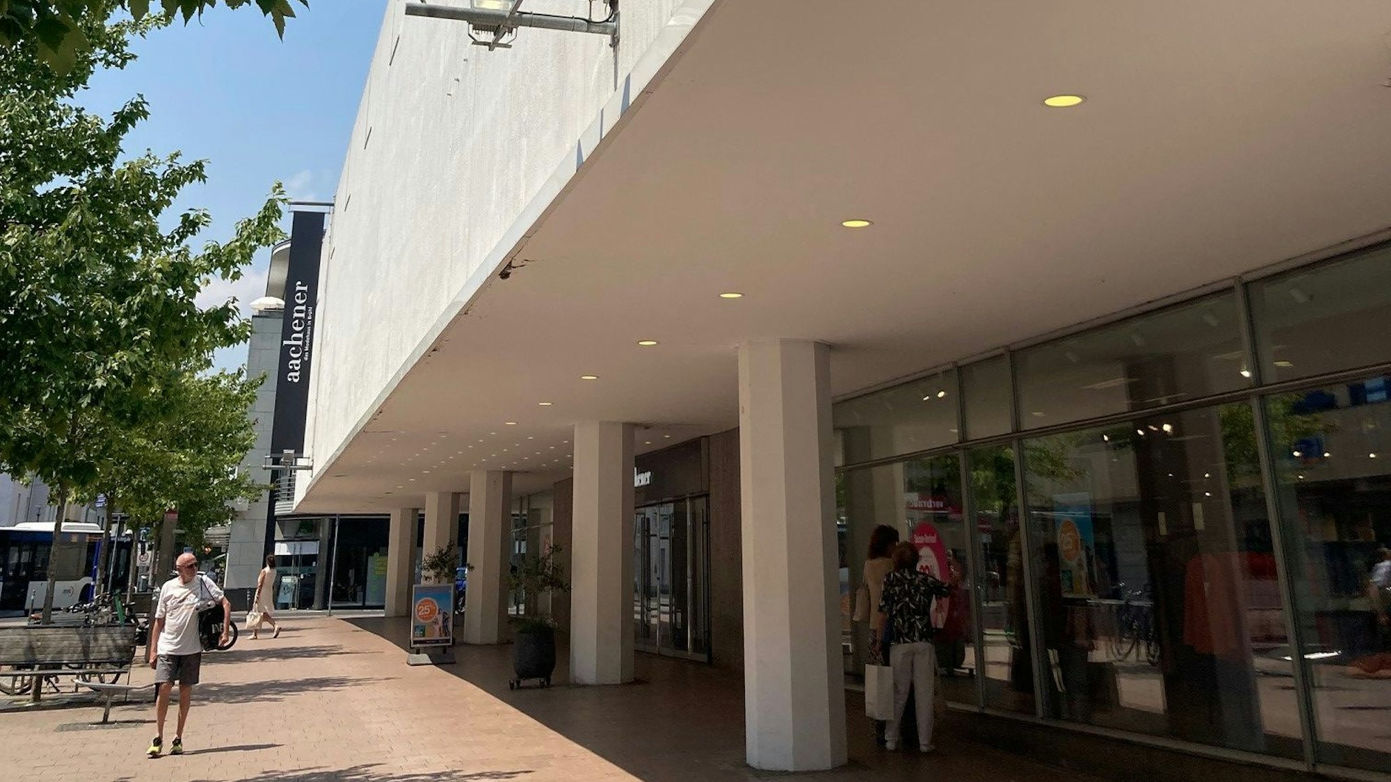 Auf dem Foto ist das Aachener-Modehaus in Brühl zu sehen.