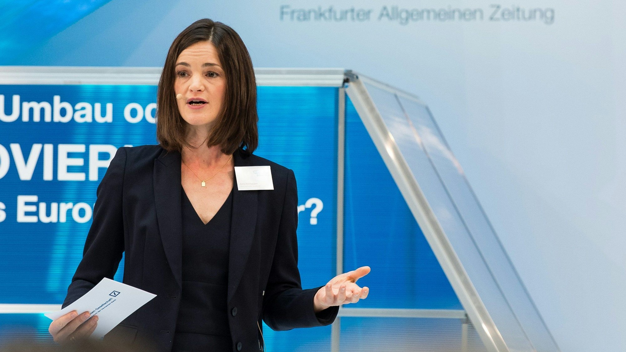 Anna Herrhausen, Geschäftsführerin der Alfred Herrhausen Gesellschaft, spricht in der Deutschen Bank Filiale bei der Konferenz „Denk ich an Deutschland“ der Alfred-Herrhausen-Gesellschaft zu Gästen.