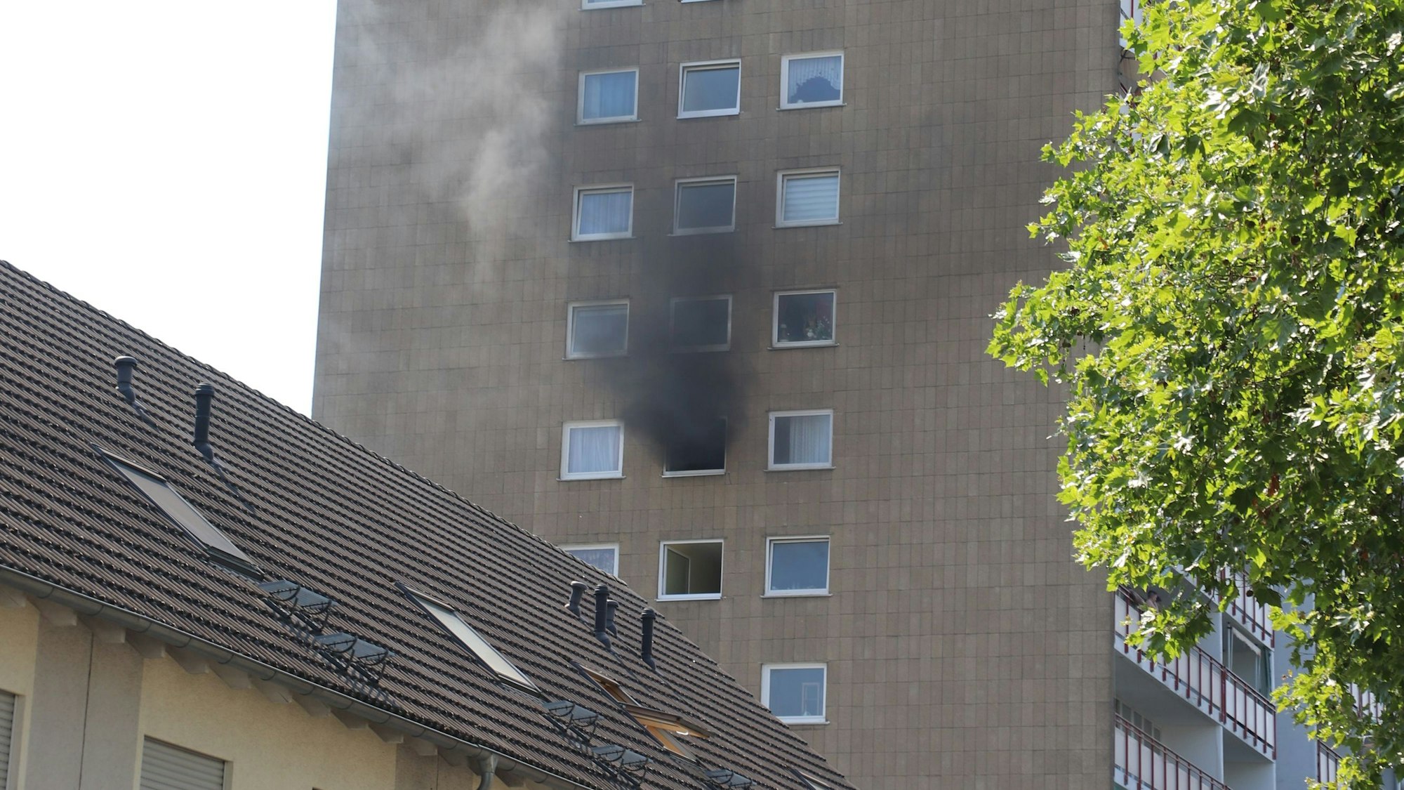 Durch ein Fenster im Treppenhaus zog dunkler Rauch ins Freie.