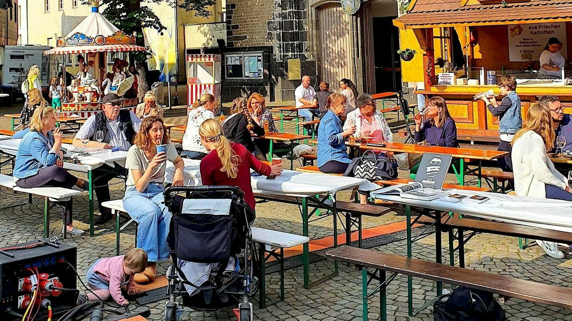 Die IG Severinsviertel lädt einmal im Monat zum gemeinsamen Essen und Trinken auf den Severinskirchplatz, das nächste Mal am 17. Juli.